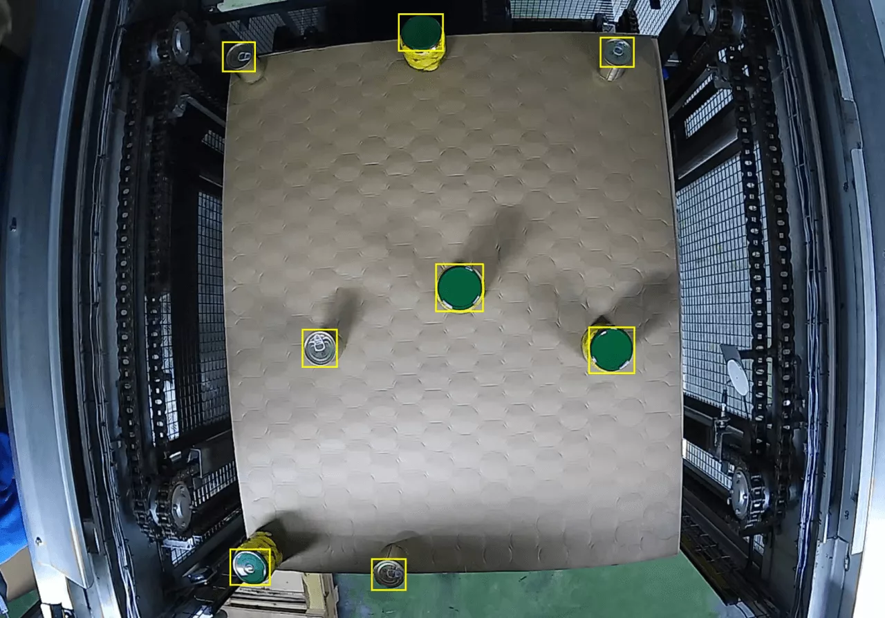 Final high-precision recognition of cans on a production line after AI retraining.