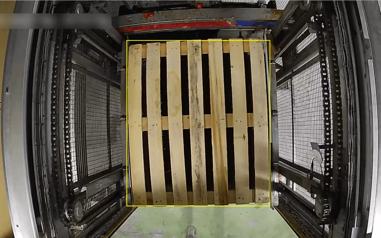 Computer vision algorithm detecting an empty yellow pallet to trigger an automatic counter reset.