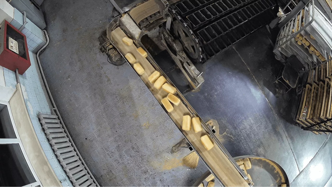 Automated bread detection on a high-speed conveyor belt