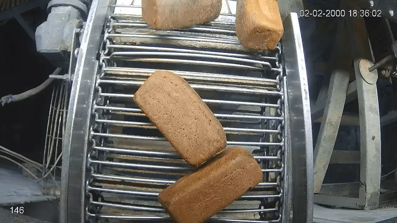 Counting bread on conveyor belt with video-based AI counter