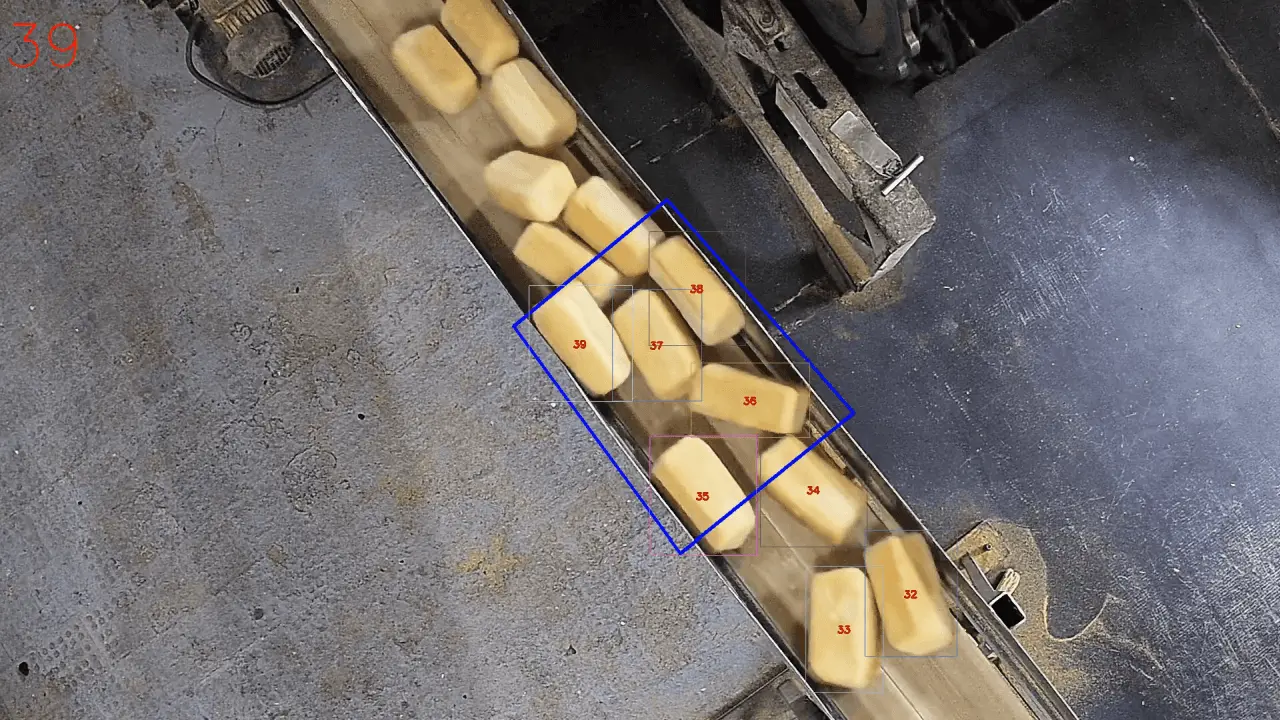 Bakery output monitoring — bread counting and recognition by type AI bread counting and recognition by type on bakery conveyor — CamContador