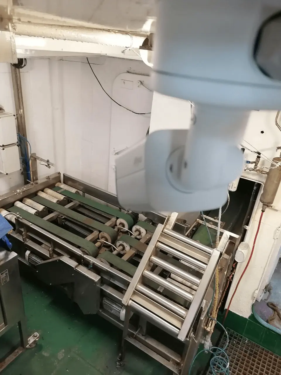 Camera mounted above the conveyor so that the full box line fits within the frame for counting