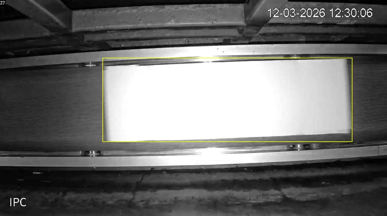 Video counter detecting a brightly lit box on a conveyor filmed by a black-and-white camera in low light